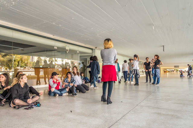 jovens dançando no Museu Oscar Niemeyer