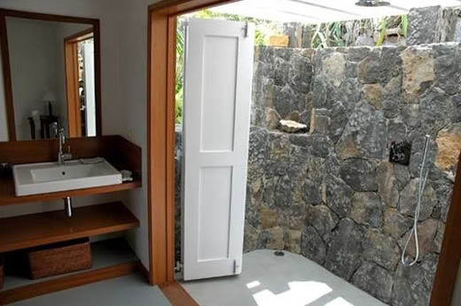 Kamar mandi outdoor dari batu ditambah shower dan pintu 