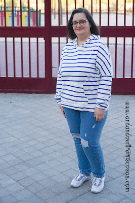 Look Con Camiseta Con Capucha