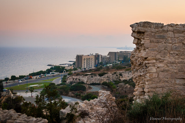 Mury Amathus z częściowym widokiem na miasto Limassol