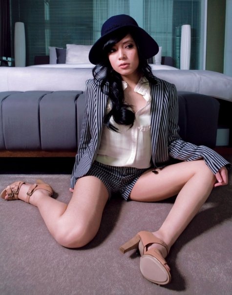 http://notifikasiku.blogspot.com/2012/03/foto-foto-gitaris-cantik-dan-seksi.html