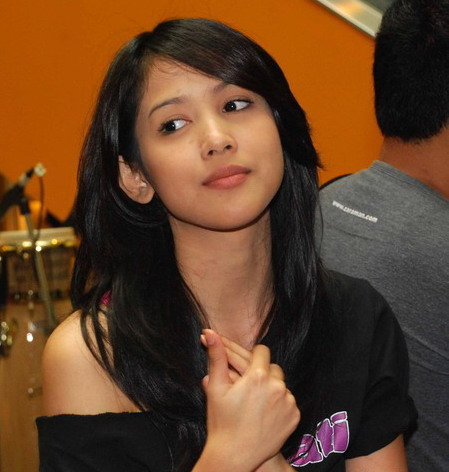 Artis Indo Putri Indonesia 2013 Jatuh Whulandary Herman