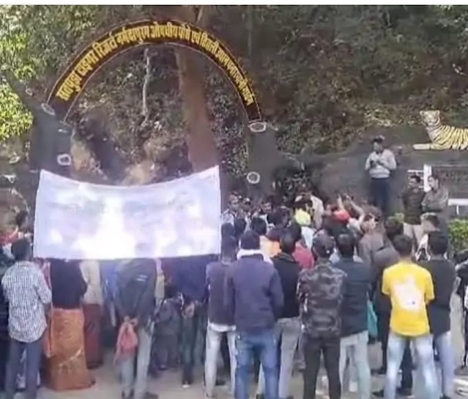   नर्मदापुरम के पचमढ़ी के पनारपानी में आदिवासी समुदाय  जमीन के बदले मुआवजा नहीं मिलने पर ठिठुरती ठंड में बैठे धरना पर
