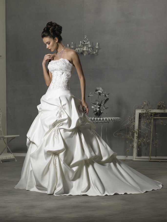 Although a simple wedding dress is cheaper it's still worth to try to copy