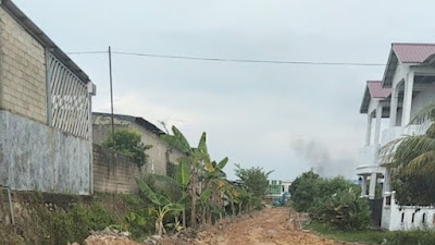 Kondisi jalan dilingkungan permukiman warga yang dilalui pihak pelaku penimbunan di Kelurahan Sei Pelunggut 
