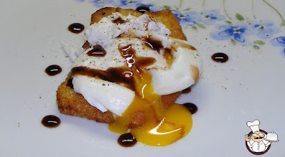 Pane fritto con uovo in camicia.