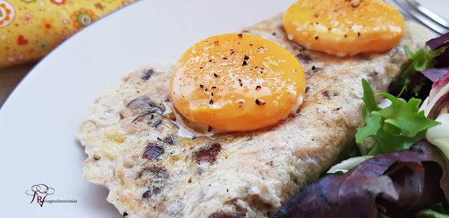 Tortilla de claras, atún y champiñón con yema al vapor