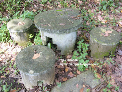 Bench and chair at Ang Kok Kian tomb