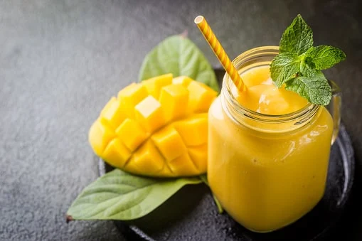 People who suffer from urinary incontinence should drink 10 grams of mango peel and 10 grams of sesame leaves boiled in one kilogram of water, the urine will open up.