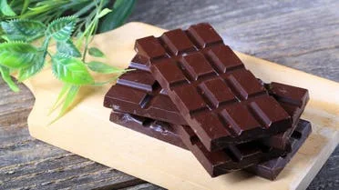 الشوكولاتة السوداء أو الشوكولاتة الداكنة هي نوع من الشوكولاتة، ويحتوي على نسبة أعلى من مسحوق وزبدة الكاكاو، مقارنة بالشوكولاتة بالحليب، وحليب قليل أو معدوم. التحديدات والمعايير الصناعية والحكومية لما يمكن تسميته بشوكولاتة داكنة تتنوع من بلد لبلد آخر وسوق لسوق آخر.
