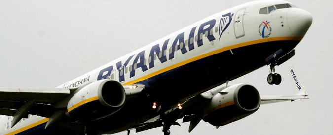 Ryanair: "Niente aumenti o promozioni per chi sciopera". Calenda: "E' indegno"