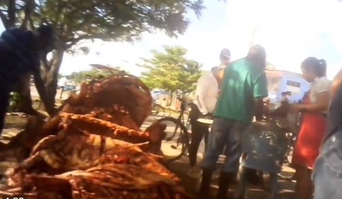 Ausência de segurança alimentar :ossos de boi à venda na rua pelo governo Cubano