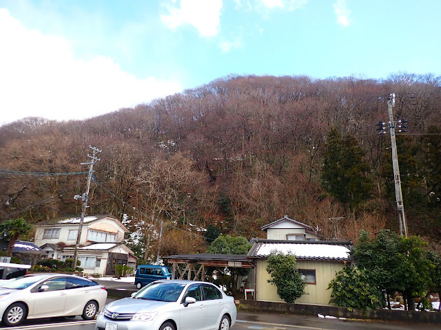 「臥牛山」聳立於平原的中央。這是一座有著奇異氣息的山。