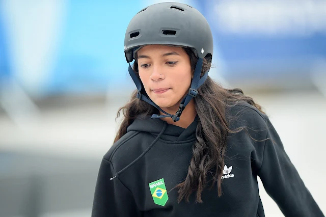 De agasalho e capacete preto, Rayssa está concentrada. Ela é morena e tem a pele bronzeada