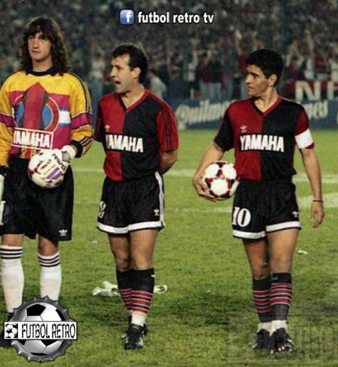 FUTBOL RETRO Banco de Imagenes: Maradona y Tata Martino en ...