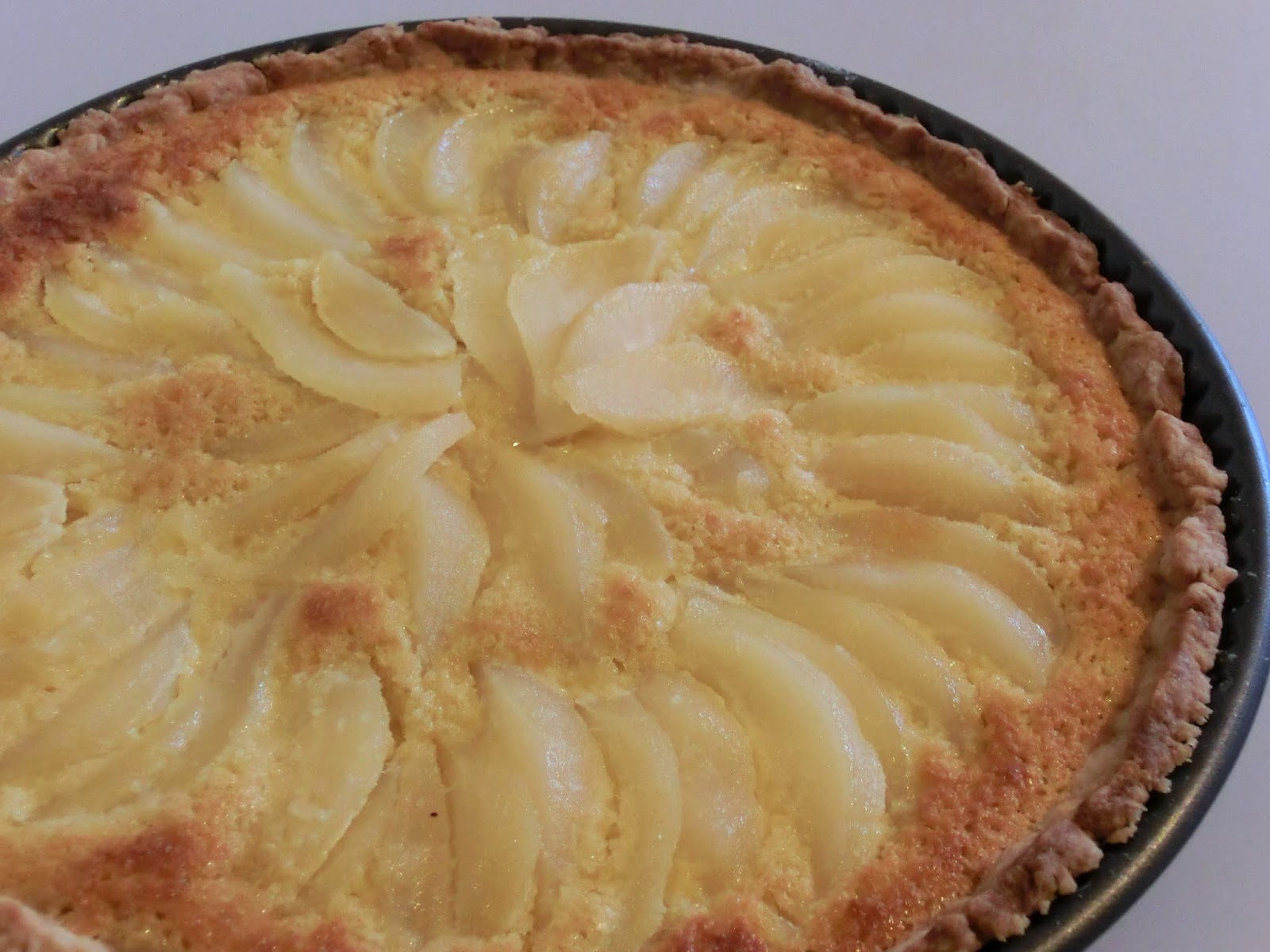 http://ganacheetcreme.blogspot.fr/2014/11/tarte-poire-amandine.html