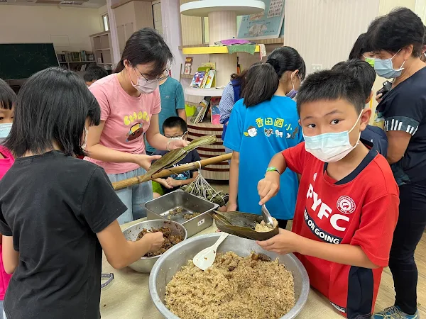 ▲香田國小同學動手包粽子做公益。（記者林明佑翻攝）
