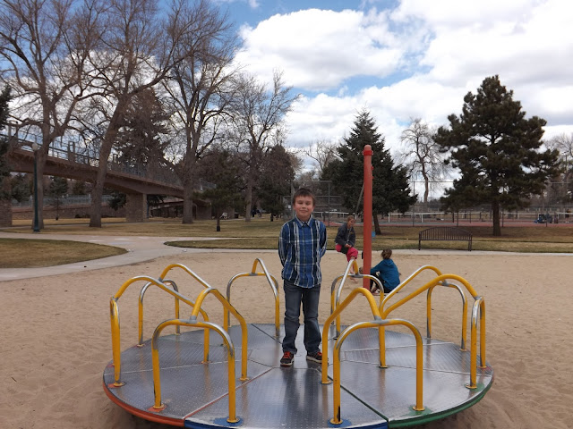 Yesterday we went to one of the many parks in Colorado Springs, which is a 20 minute drive from our house. There we walked and fed the squirrels. While Artem played on the playground, we were feeding curious animals. They are almost tame and throw themselves at your feet when you walk along the paths of the garden. And one even started to follow us, when we finished bread.   The weather was sunny and windless. We had a great time and rest.  Вчера мы ездили в парк Колорадо Спрингс, который находится в 20 минут езды на машине от нашего дома. Там мы гуляли и кормили белок. Пока Артем играл на детской площадке, мы занимались фотоохотой, прикармливая любопытных животных.  Белки почти ручные и сами бросаются под ноги, когда гуляешь по тропинкам сада. А одна белка даже начала на нас нападать, когда у нас закончился хлеб.   Погода была солнечная и безветренная. Мы прекрасно провели время и отдохнули.