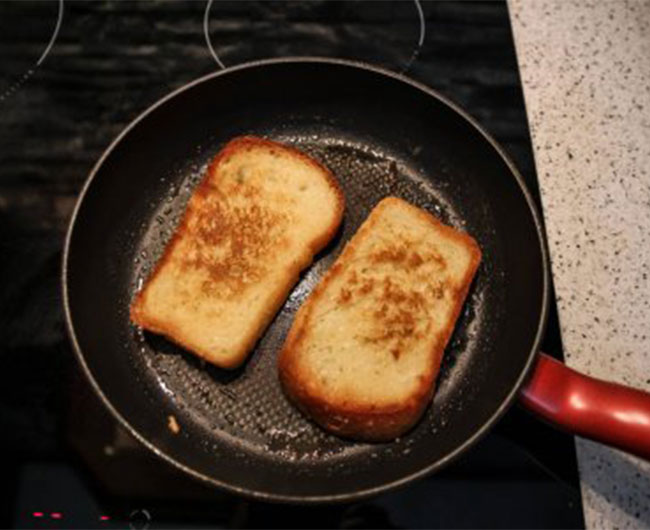 Phương pháp làm nóng giòn bánh mì bằng chảo không dính