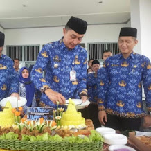 Dinas Pendidikan Dan Kebudayaan Muaro Jambi, Rayakan Hari Pendidikan Nasional Dengan Potong Tumpeng. 