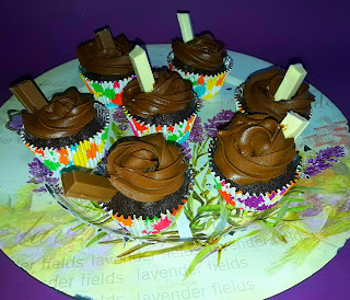 Cupcakes de kit kat con ganache de chocolate con leche