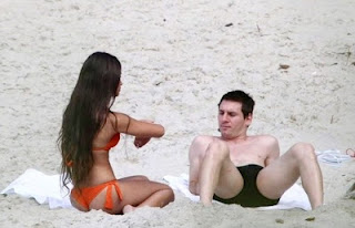 Lionel Messi With Girlfriend Enjoying Beach Photo