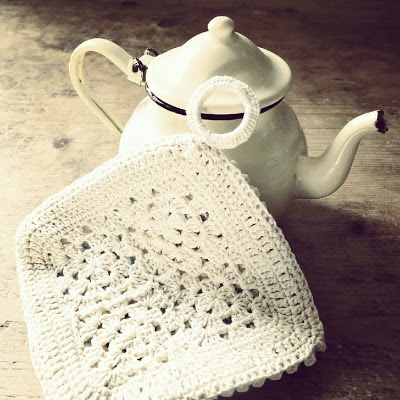 ByHaafner, granny square, crochet, bobble popcorn stitch, potholder, pastel, vintage teapot