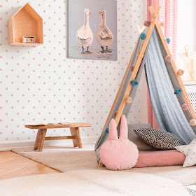 Cuarto infantil decorado con topos rosas en papel pintado ref. 044