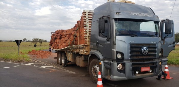 Blocos de tijolos se desprendem de caminhão e caem sobre a pista no trevo de Tupi Paulista