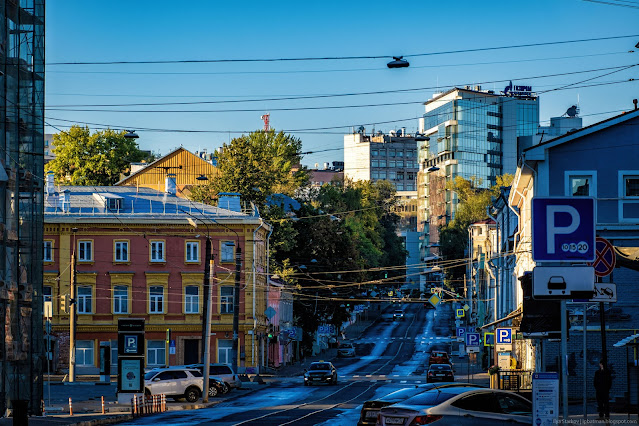 городская улица среди зданий