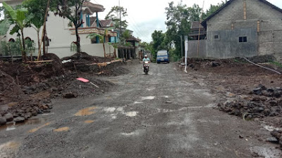 Pasca Jalan di Sumberbulu, Songgon, Dikeruk Kini Becek dan Licin Rawan Kecelakaan