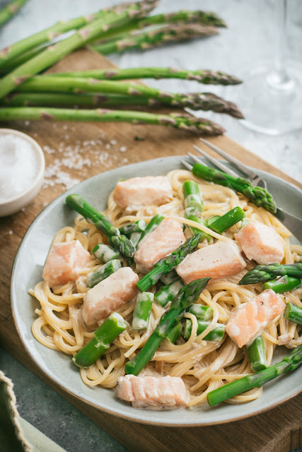 Assiette de spaghetti au saumon et aux asperges vertes