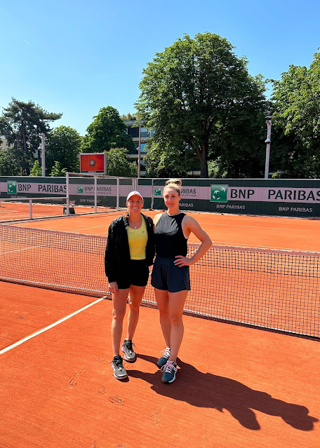 Luísa e Dabrowski posando para foto em Roland Garros
