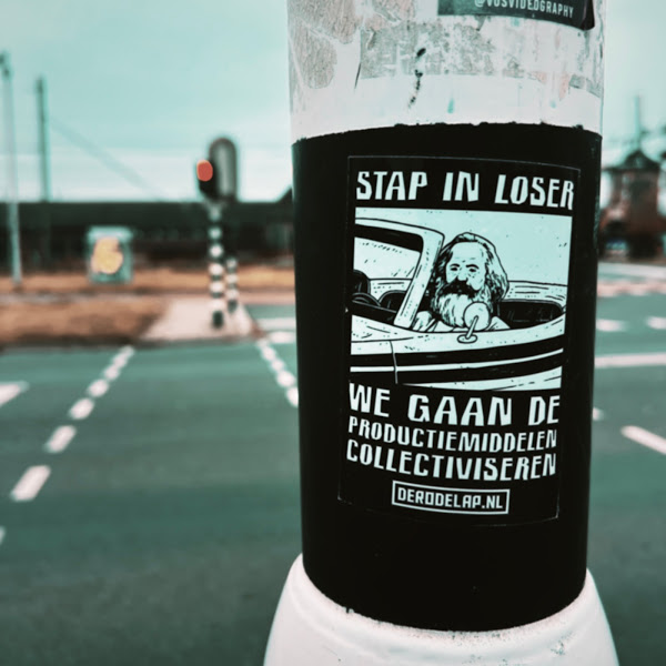 Sticker: Stap in loser, we gaan de productiemiddelen collectiviseren