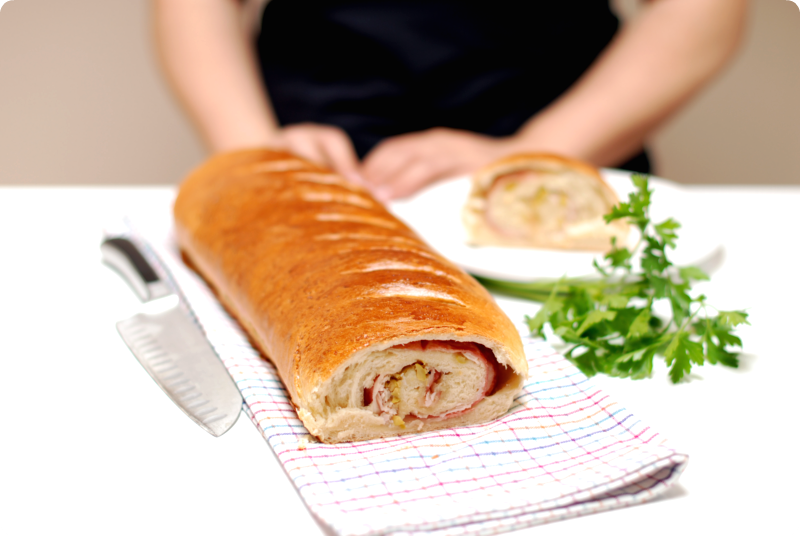 Pan relleno de Jamón serrano, york, queso y aceitunas - VelocidadCuchara.com