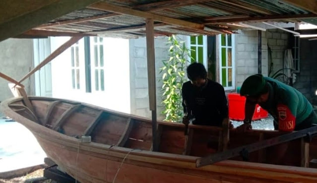 Babinsa Edi Priono Minta Pembuat Perahu Tradisional Menjaga Kwalitas dan Melestarikannya