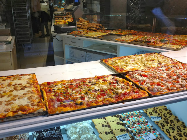 Image of pizza in a Bergamo bakery.