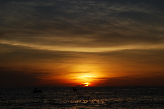 Закат на пляже Сурин - Sunset at Surin Beach.