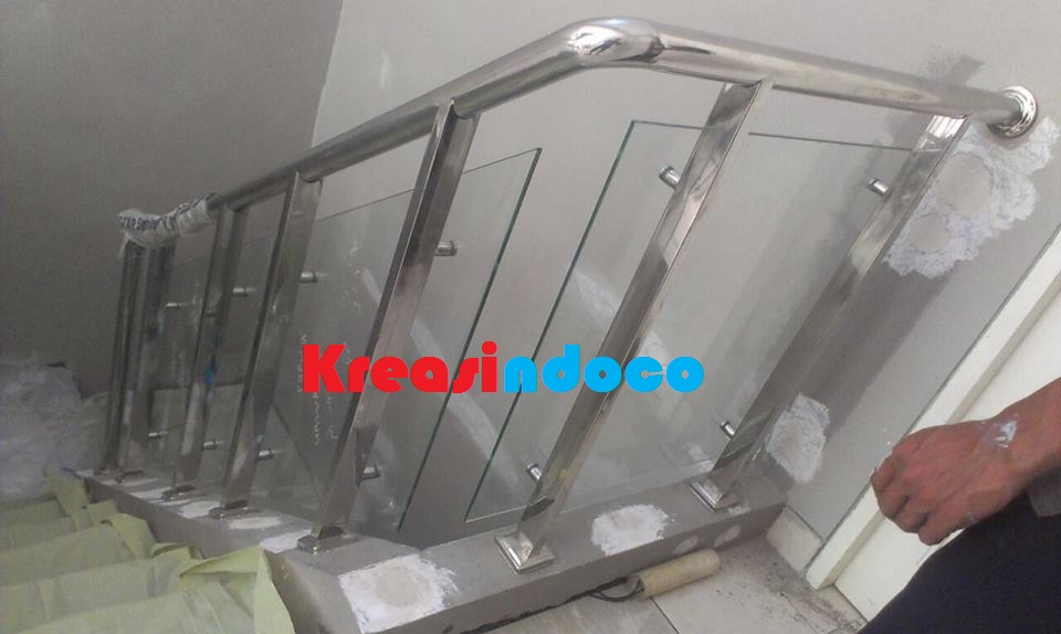 Railing Stainless Kombinasi Kaca Tempered Pemasangan Di Cibubur Kota Wisata Cluster Montreal