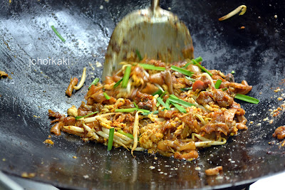 Char-Kuay-Teow-Taman-Sri-Tebrau-Hawker-Centre-Johor-Bahru