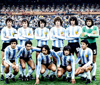 📸SELECCIÓN DE ARGENTINA 📆25 junio 1978 ⬆️ Passarella, Bertoni, Olguín, Tarantini, Kempes y Fillol. ⬇️ Gallego, Ardiles, Luque, Óscar Ortiz y Luis Galván. SELECCIÓN DE ARGENTINA 3 🆚 SELECCIÓN DE PAÍSES BAJOS 1 Domingo 25/06/1978, 19:00 horas. XI Copa Mundial de la FIFA Argentina 1978, final. Buenos Aires, Argentina, estadio Monumental: 71.483 espectadores. GOLES: ⚽1-0: 38’, Mario Kempes. ⚽1-1: 82’, Dick Nanninga. ⚽2-1: 105’, Mario Kempes. ⚽3-1: 115’, Daniel Bertoni.