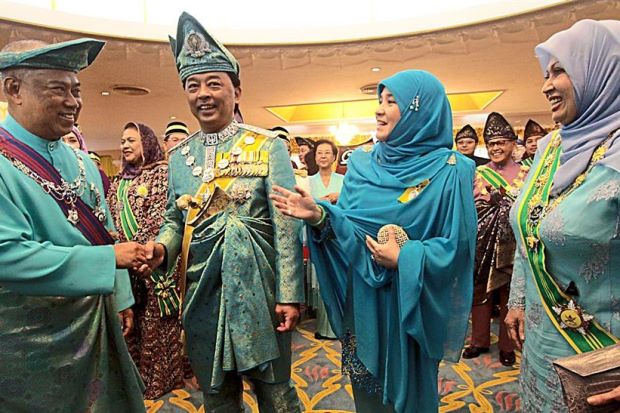 Tengku Mahkota Pahang Titah Gambar Isteri Tidak Menutup ...