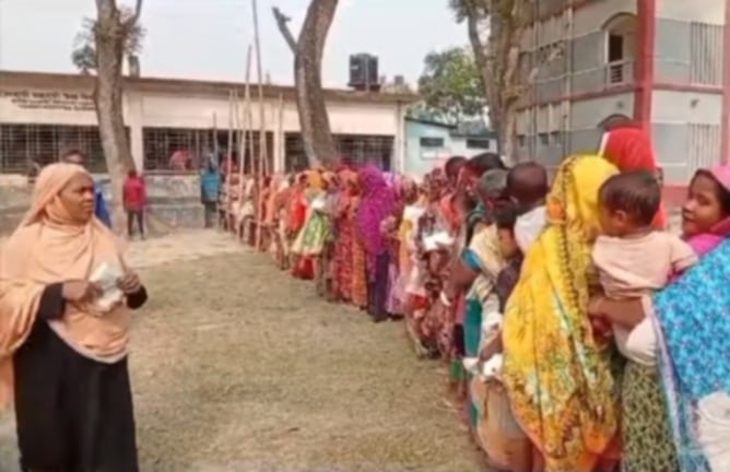 পলাশবাড়ীর  ভিজিএফ এর চাল বিতরণ