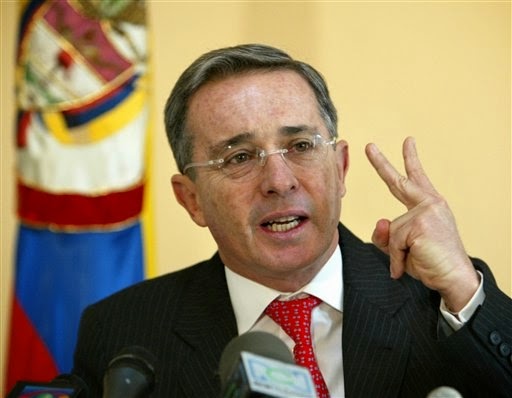 Uribe ofreció curules sin condiciones a ‘paras’ y guerrillas