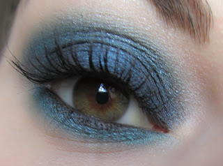 http://chroniquedunemakeupaddict.blogspot.com/2012/05/le-ciel-bleu-dans-mes-yeux.html