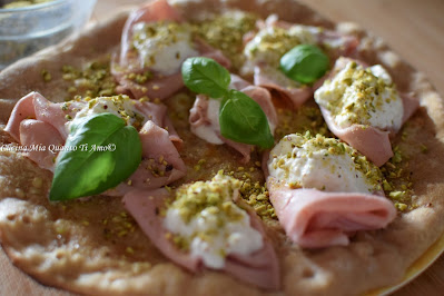 Pizza con lievito madre con mortadella e pistacchio