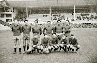 REAL VALLADOLID DEPORTIVO. Temporada 1959-60. Estrems, Solé, García, Beke, Benítez y Morollón. Joselín, Pontoni, Matito, Mirlo y Endériz. REAL SOCIEDAD DE FÚTBOL 4 REAL VALLADOLID DEPORTIVO 2 Domingo 29/11/1959, 15:30 horas. San Sebastián, Guipúzcoa, estadio de Atocha. GOLES: ⚽1-0: 47’, Paz. ⚽2-0: 59’, Paz. ⚽3-0: 65’, Galardi. ⚽3-1: 70’, Benítez. ⚽4-1: 80’, Paz. ⚽4-2: 86’, Endériz.