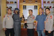 Kapolres Aceh Tamiang Terima Sepucuk Senjata Peninggalan Konflik
