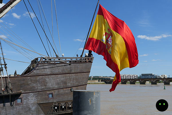 Bateau El Galeon à Bordeaux vue drapeau espagnol