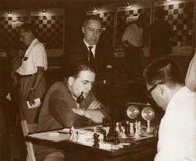 Francino frente al tablero en el VIII Campeonato de España por equipos, Barcelona 1964